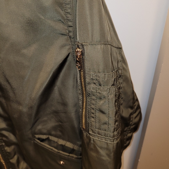 Bomber jacket. Shiny, silky, warm.  Sz sm/med - Picture 4 of 7